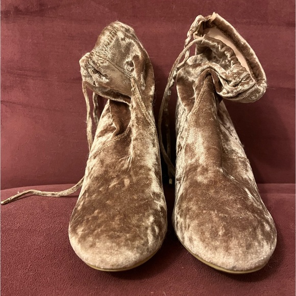 Pink faux velvet boots with laces - Picture 2 of 5